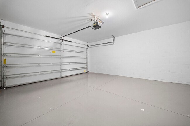 Building Photo - Georgous 3 bedrooms 2 bathroom Villa in Linsford Fort Myers