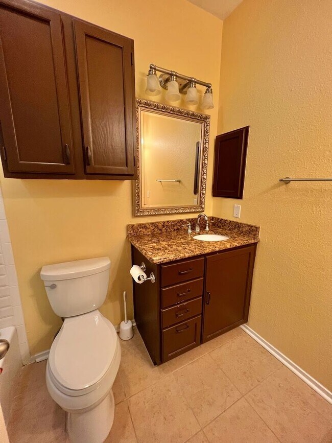 Building Photo - WONDERFUL WEST CAMPUS 1 BEDROOM - AVAILABLE AUGUST 2026 - OVERLOOK CONDOS - $1600