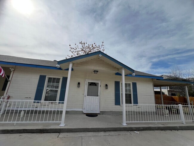 Building Photo - Charming 1BR Townhome in San Antonio