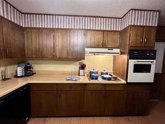 Building Photo - 833 Stanford Dr