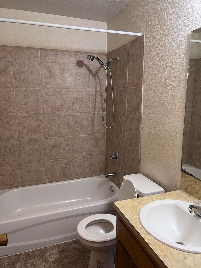 Building Photo - 2 bedroom/1 bathroom Duplex