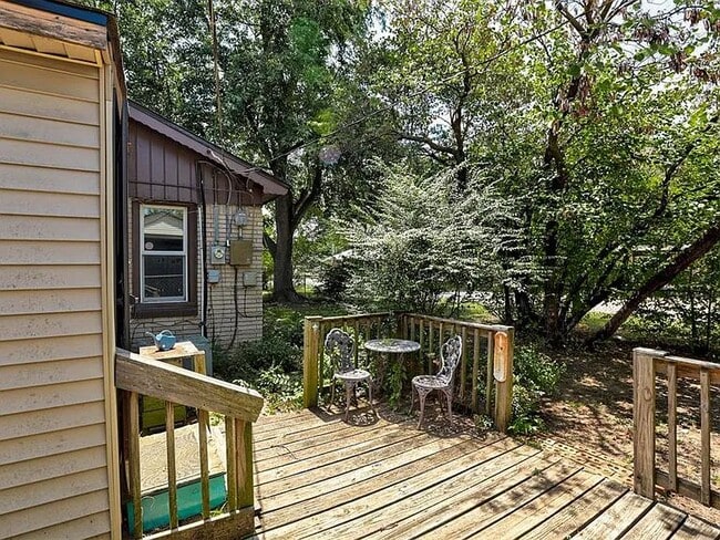 Building Photo - 4001 Meadowview Dr