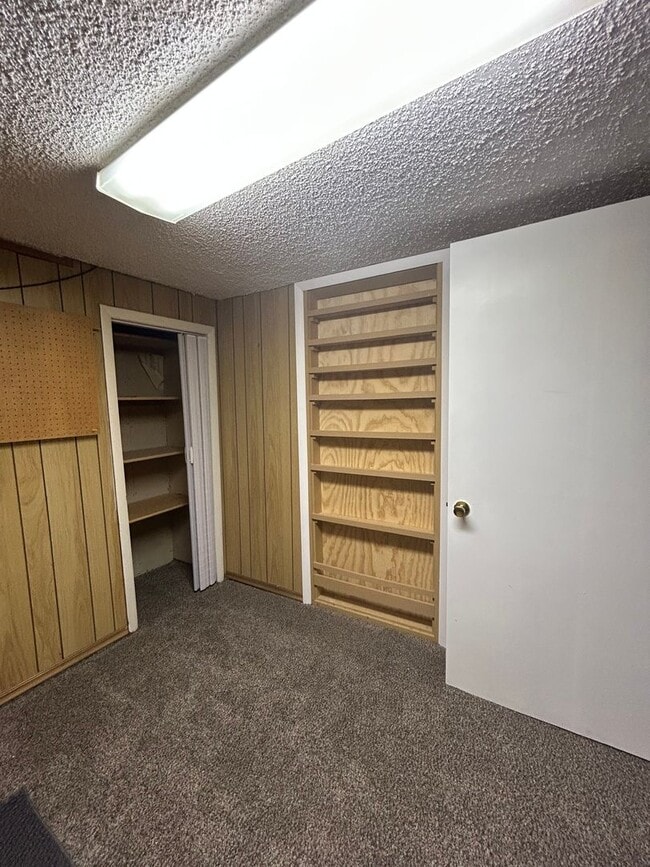 Building Photo - 5 BR/3 1/2 BA in the Desirable Meadowglen Community!!