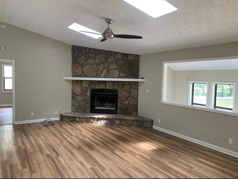 Building Photo - 211 Crabapple Ln