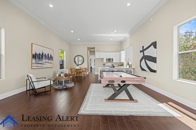 Building Photo - 5011 Hayvenhurst Ave