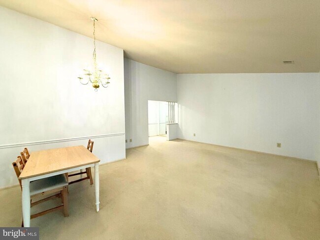 Building Photo - 10706 Kings Riding Way