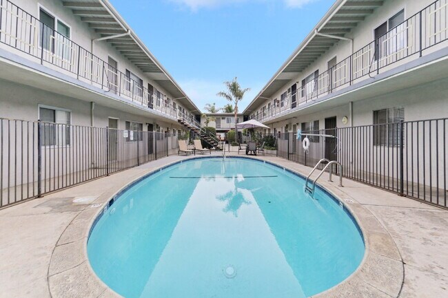 Building Photo - 1 bed 1 bath with pool and laundry!