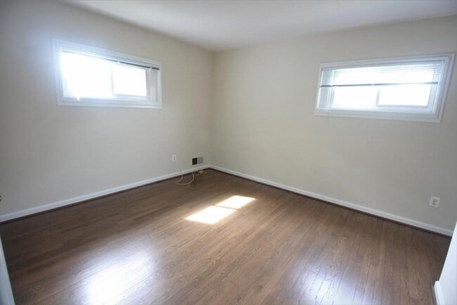 Building Photo - 10717 Maple St