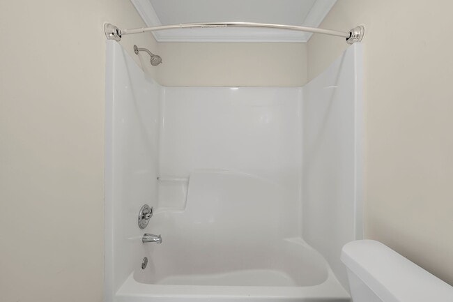 Building Photo - Discover Your Dream Apartment: Renovated 3-Bedroom, 2-Bath Apartment