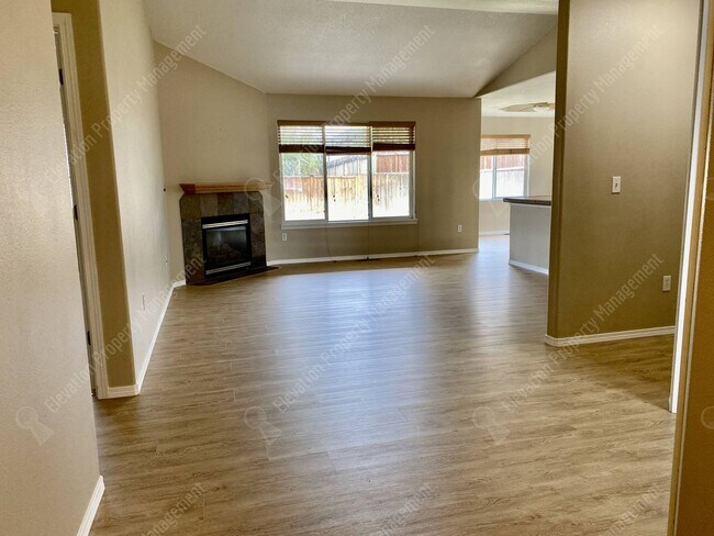 Building Photo - Single-Level home in NE Redmond with fenced backyard!