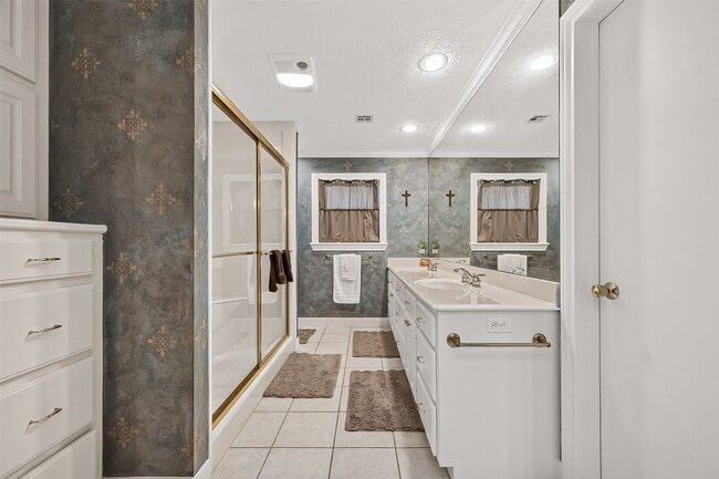 Building Photo - 31 Champions Colony E