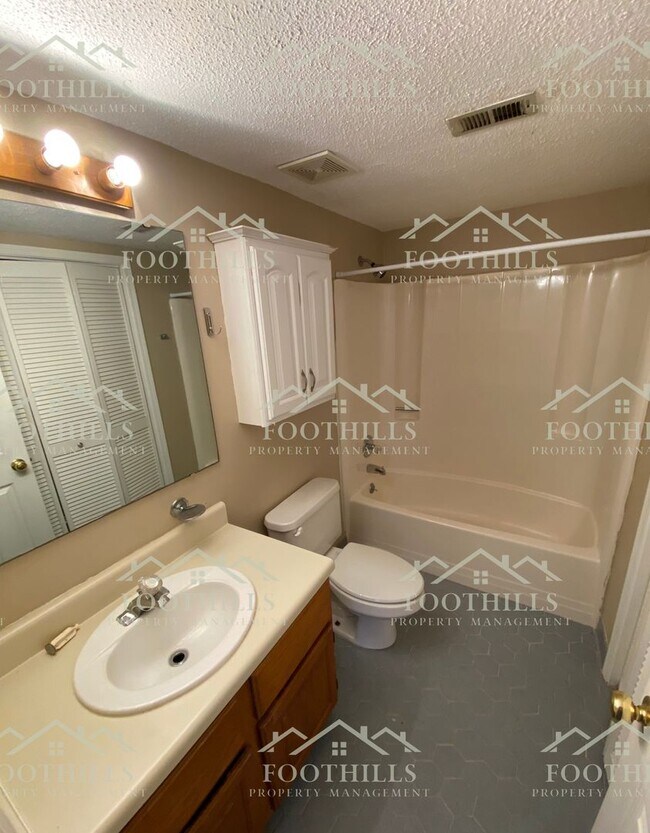 Building Photo - 2 bedroom, 2 bathroom condominium unit nea...