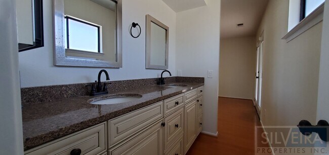 Building Photo - Lovely 3 Bedrooms 2 bath Home For Rent