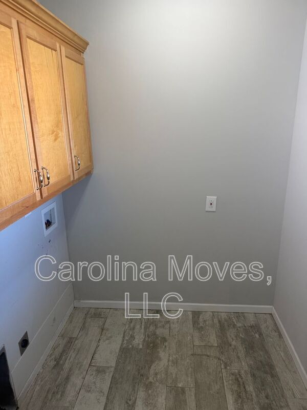 Building Photo - 105 Bismark Dr