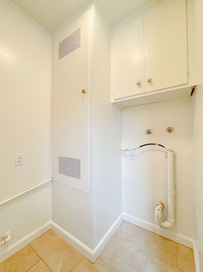 Building Photo - Santa Ana - Gorgeous Interior Remodel 4 be...