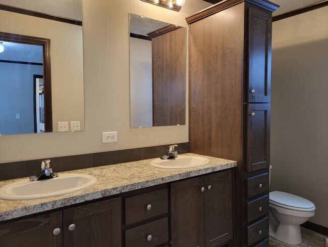 Building Photo - 61 Meadowlark Ln