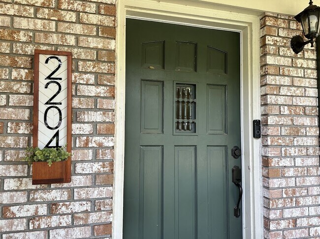 Building Photo - 2204 N Dallerton Cir