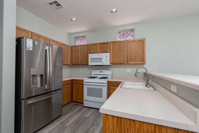 Building Photo - 3 bedroom home located near 215 Freeway and shopping.
