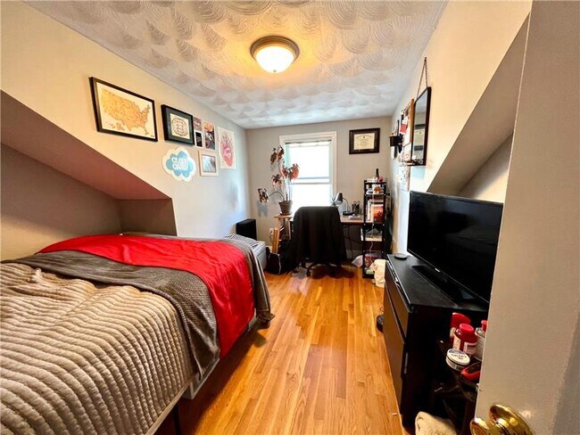 Building Photo - 37 Sterling St