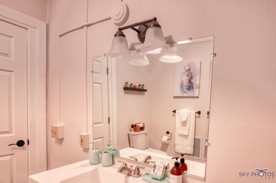 Building Photo - 52 Pomeroy Ave