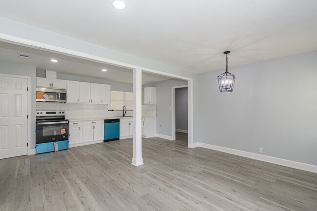 Building Photo - 5429 De Lange Ln
