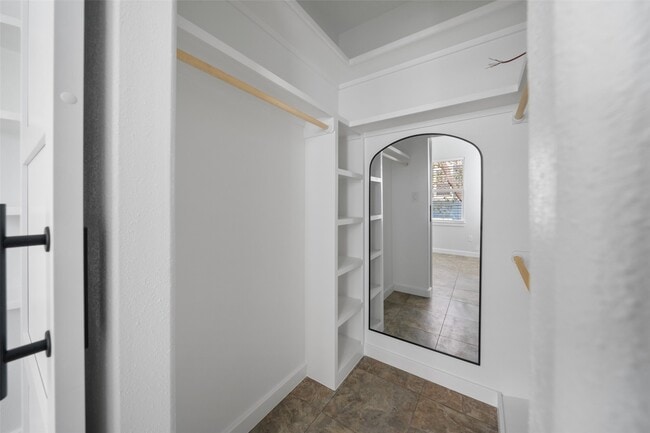 Building Photo - 303 Welch St