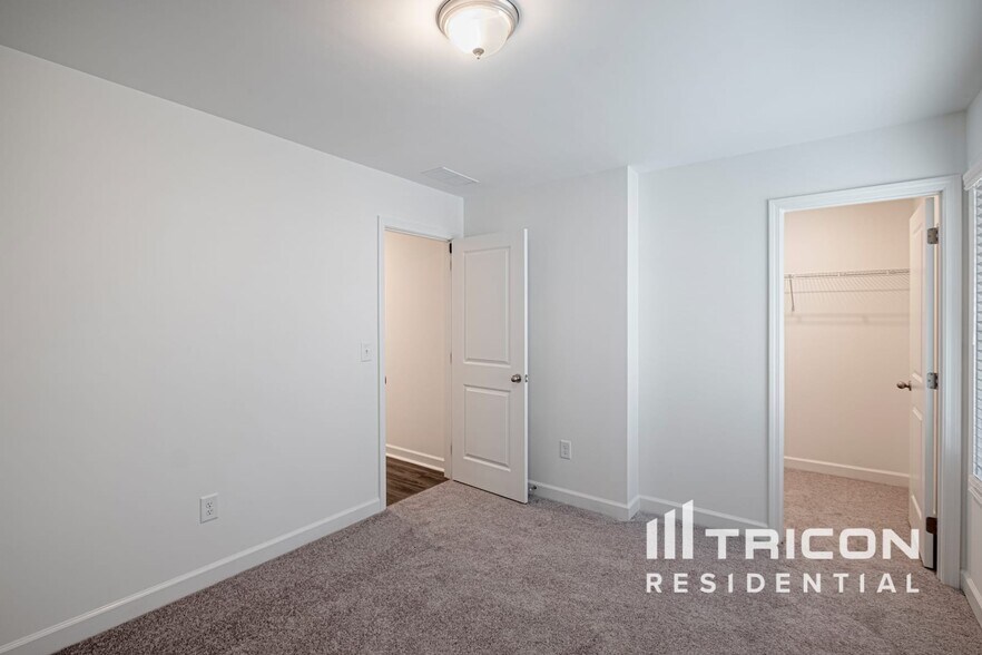 Building Photo - 174 E Rdg Wy