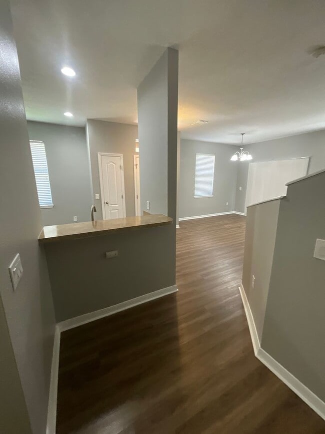 Building Photo - Two Story Town House