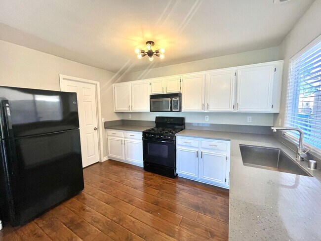 Building Photo - **$800 OFF MOVE IN BY 12/26/25**Spacious 3 Bedroom, 2.5 Bath Home with No HOA and Modern Finishes