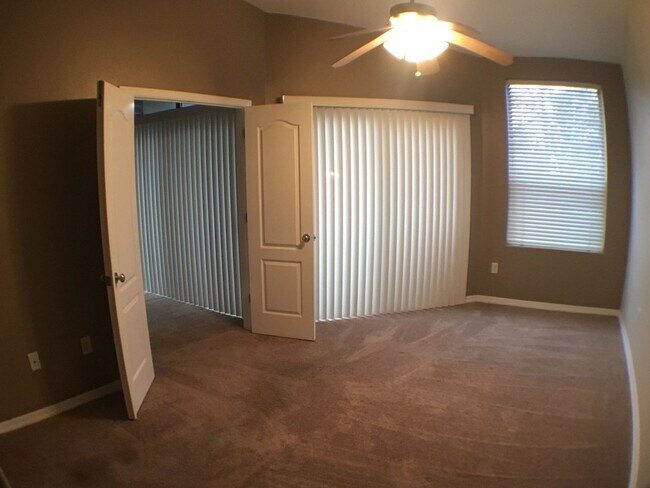 Building Photo - Great 2 bedroom condo on 2nd story!