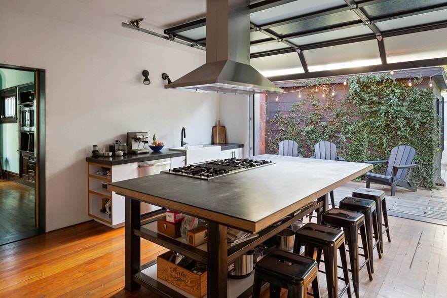 indoor/outdoor kitchen - 2631 Kenwood Ave