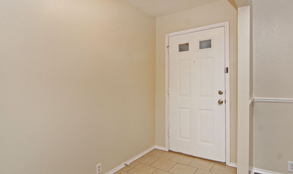 Building Photo - 1049 Highland Station Dr