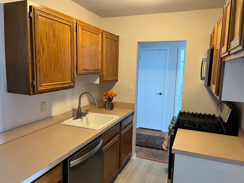 kitchen with new flooring and appliances - 501 Slaters Ln
