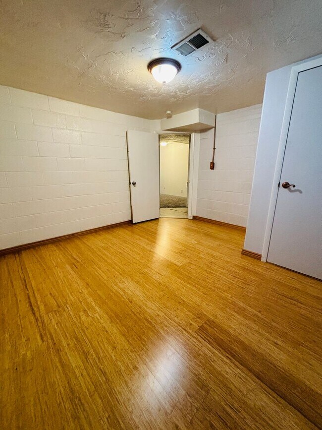 Building Photo - 723 Stover St