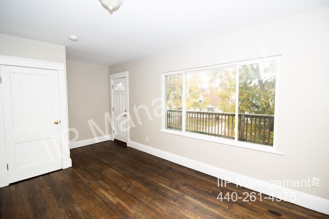 Building Photo - Welcome to this beautifully updated upper ...