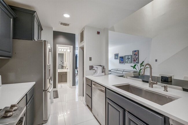 Building Photo - 1112 Bering Dr