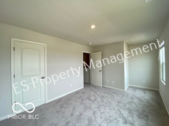 Building Photo - 2913 W Kings Cyn Dr