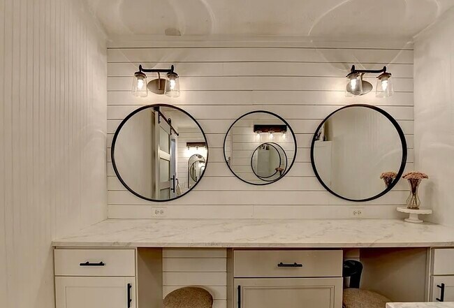 Building Photo - 561 Russell Rd