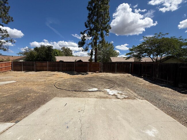 Building Photo - 4 bedroom 2 bath!