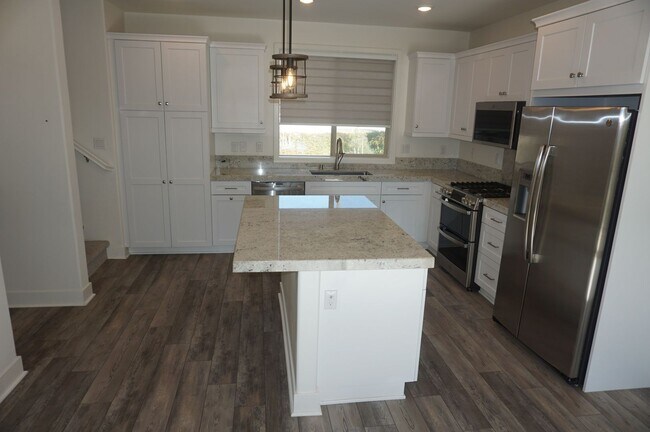 Building Photo - Beautiful 2 Bed 2.5 Bath End Unit with Lof...