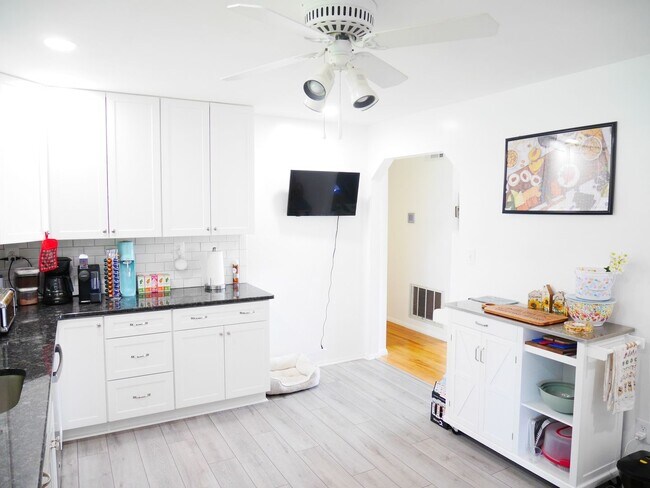 Building Photo - Charming 3-Bedroom Single Family Home with...