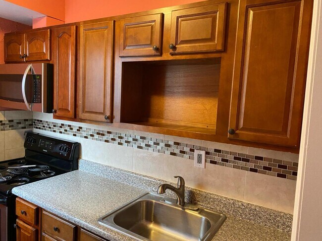 Building Photo - 1221 S 52nd St