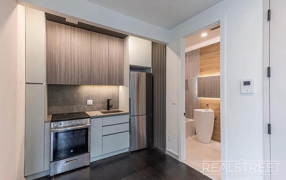 Building Photo - Spacious 2 Bed 2 Bath in Prospect Lefferts Gardens - Rooftop Access & More!