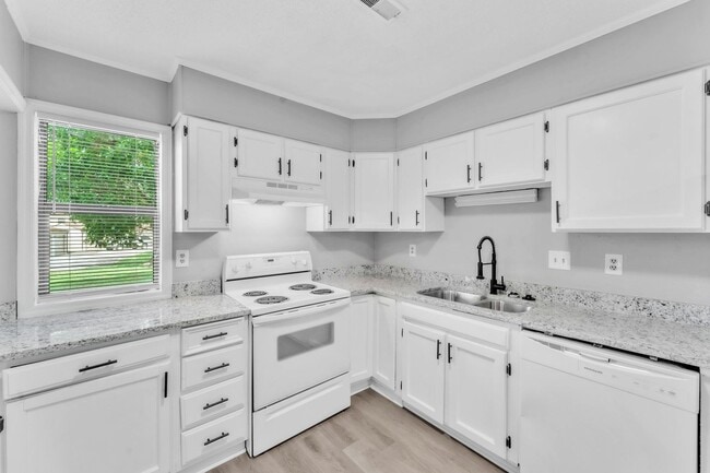 Building Photo - NEWLY RENOVATED 2- & 3-Bedroom Townhomes in Downtown Spartanburg!