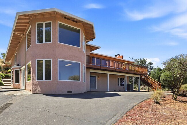 Building Photo - Million Dollar Views! Available Now!