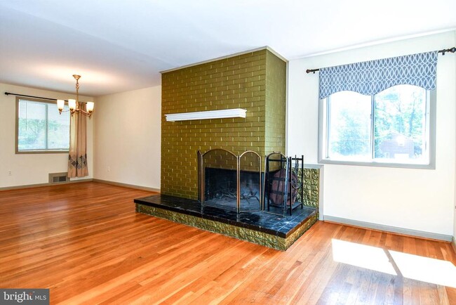 Building Photo - 4842 Randolph Dr