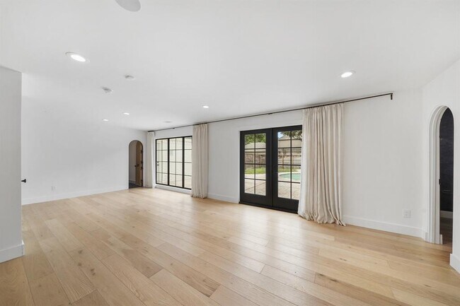 Building Photo - 819 Silvergate Dr