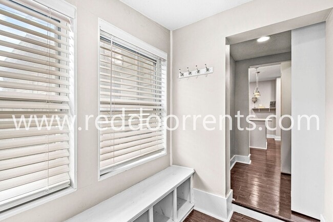 Building Photo - 2028 Hoyt Ave