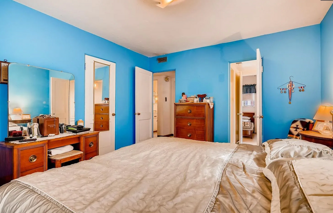 Building Photo - 3 bedroom / 2 bathroom house with large ba...