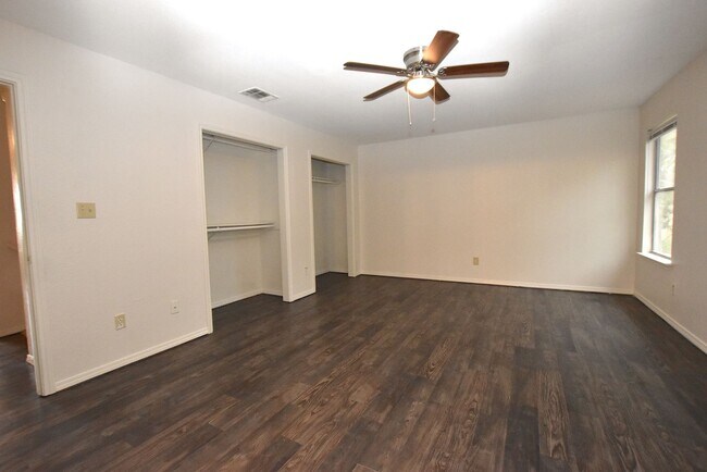 Building Photo - 921-923-923 Sagewood Trail